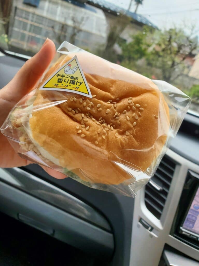 秋田県横手市で、何個でも食べられそうな メロンパン と出会う
