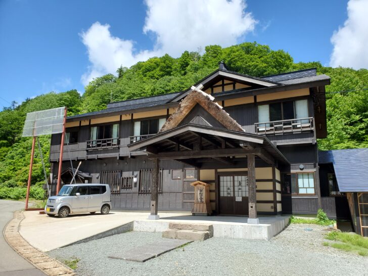 日本秘湯を守る会会員宿 泥湯温泉「 奥山旅館 」 は自然に囲まれた素敵な宿です