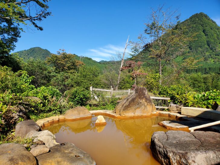南玉川温泉 はなやの森 で、とても珍しいみかん色の温泉に入りました。効能が強いのかその後爆睡・・・