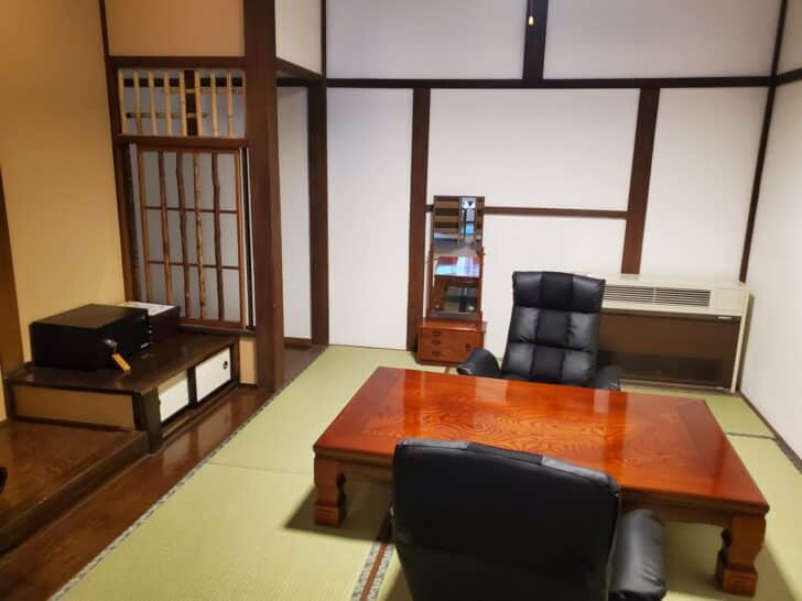 日景温泉 のお部屋はTVなし！昭和初期の木造建築のため、音が結構響きます