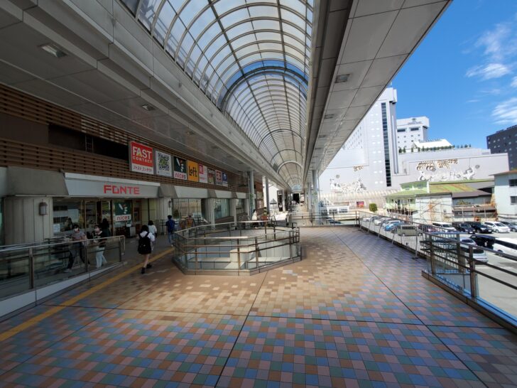 秋田観光の玄関口JR 秋田駅 !お土産からグルメまで充実しております。周辺にはカフェも多数。