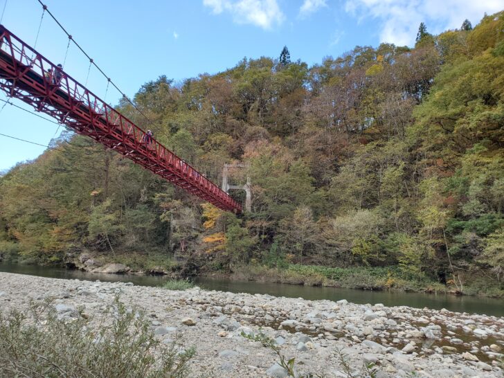 秋田の人気紅葉スポット！「 抱返り渓谷 」散歩がてら、遊歩道を歩くことができます