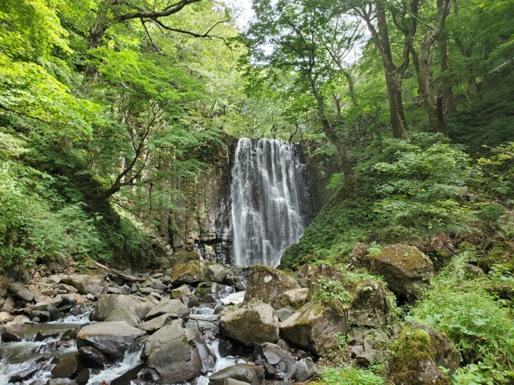 由利本荘市にある 亀田不動滝 。白布を垂らしたようだと言われている滝です