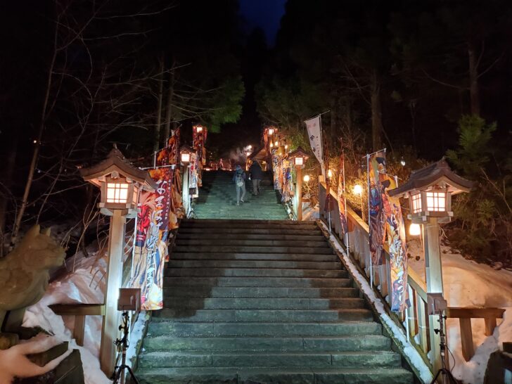 真冬の真山神社で行われる「 なまはげ 柴灯まつり」みちのく五大雪まつりのひとつです