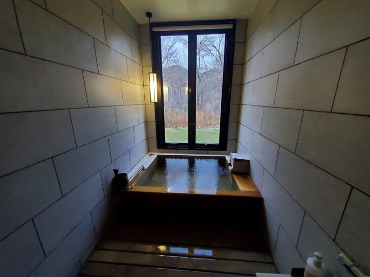 「山の神温泉 別墅 清流館 」全室にテラスと源泉掛け流し風呂がついています