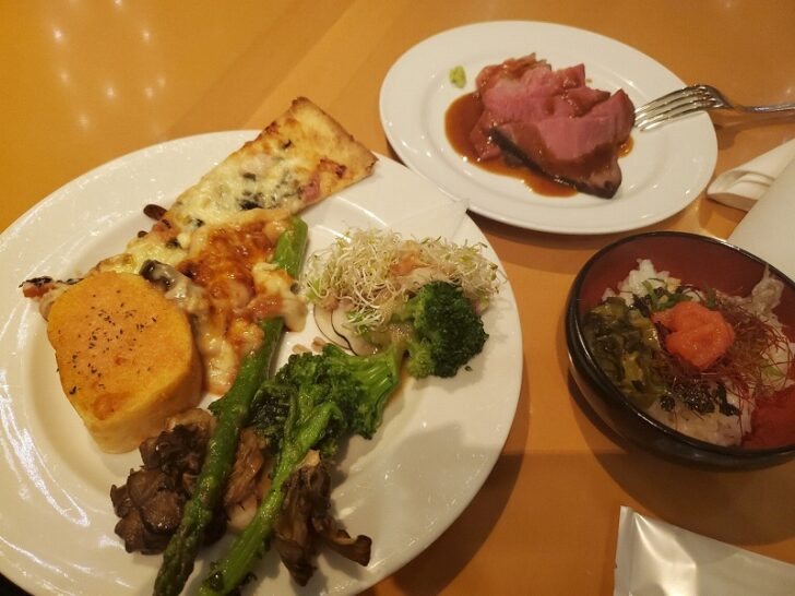 横浜ベイホテル東急 に宿泊。カフェトスカでのディナーブッフェも楽しみました
